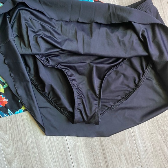 Miraclesuit 2 piece Bathing suit - Picture 6 of 6